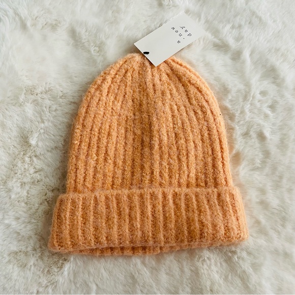 AND NWT Women’s Peach Orange Winter Hat - Picture 9 of 9
